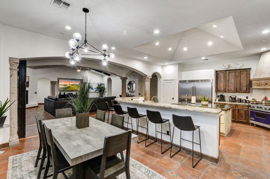 Large Open Kitchen, Dining & Island Bar – Open Concept View