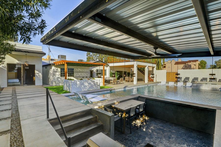 Pool Bar